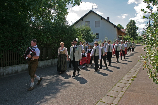 Einholen der Festdamen und -mädchen