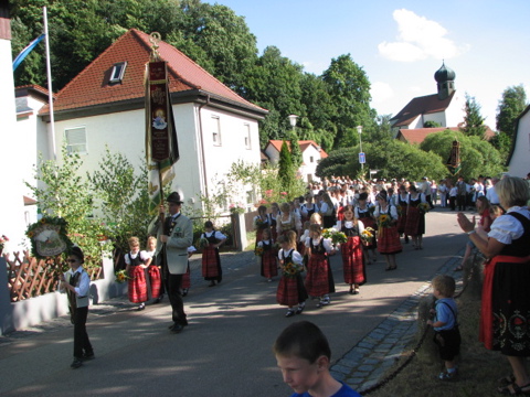 Abmarsch vom Dorfplatz