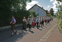 Einholen der Festdamen und -mädchen