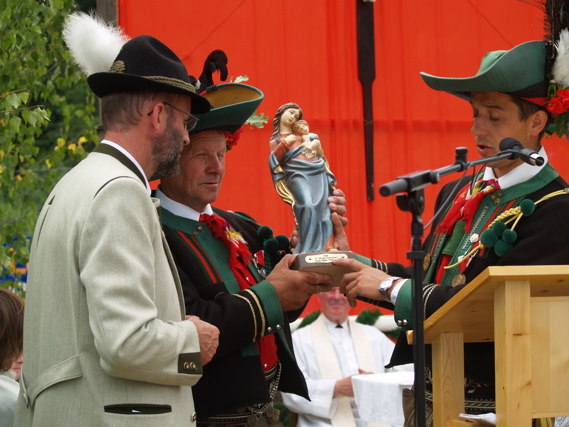 Überreichung einer Marien-Statue