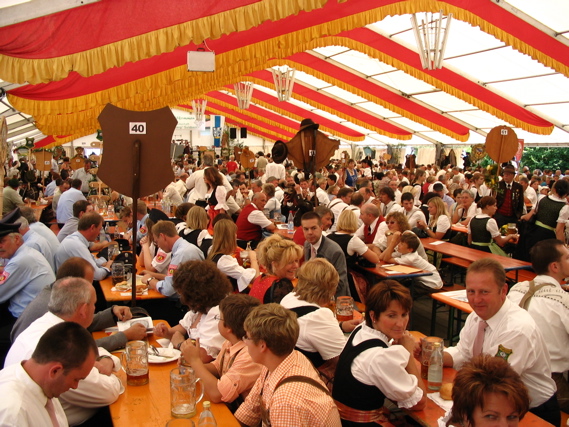 Im Festzelt - 1