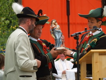 Überreichung einer Marien-Statue